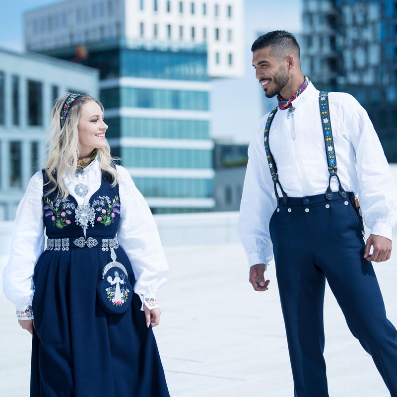 Herrebunad med lyseblå silkevest